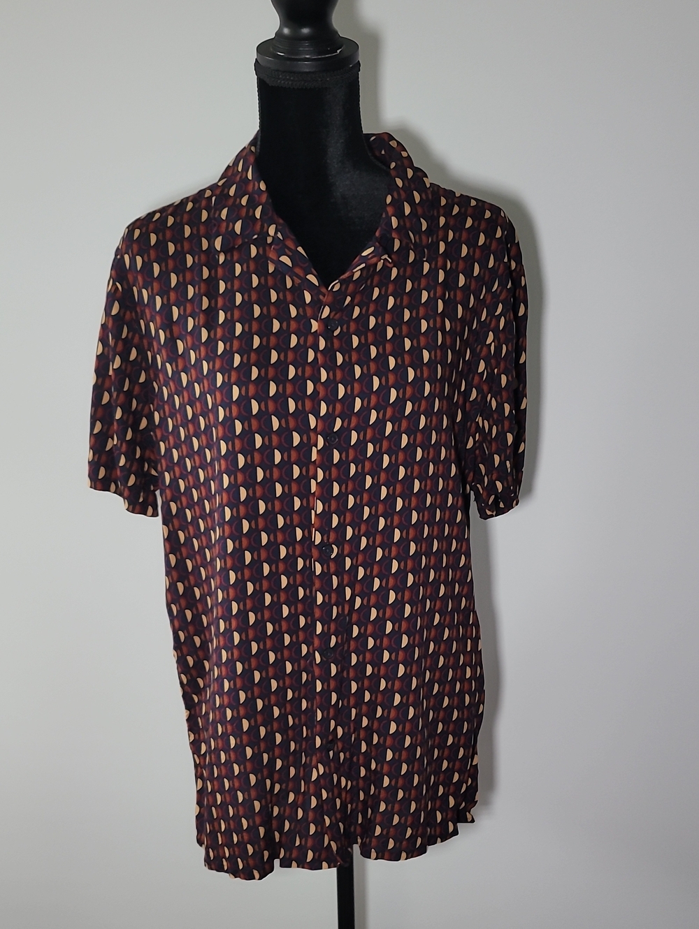 Express Short-Sleeve Button-Down Shirt in Burgundy with Cream and Gold Motif